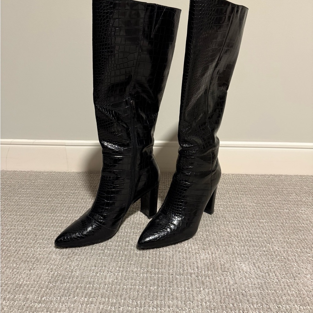 Chic Black Croc-Patterned Heeled Boots